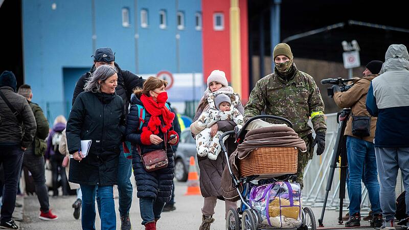 Z Ukrajiny prchají statisíce lidí