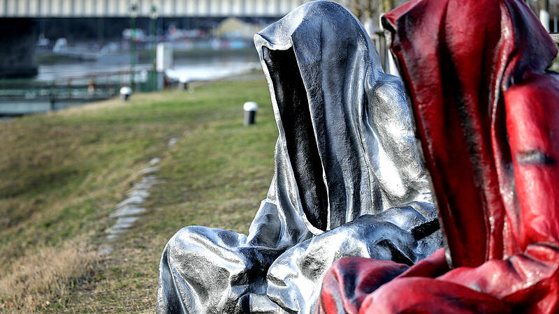 Back again: Controversial “guardians of time” are now in front of the Linz shopping center