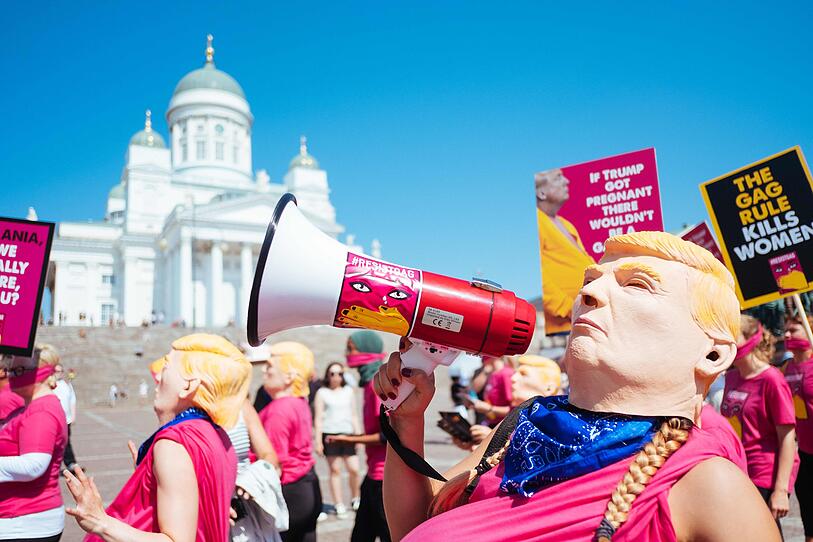Bunte Proteste gegen Putin und Trump