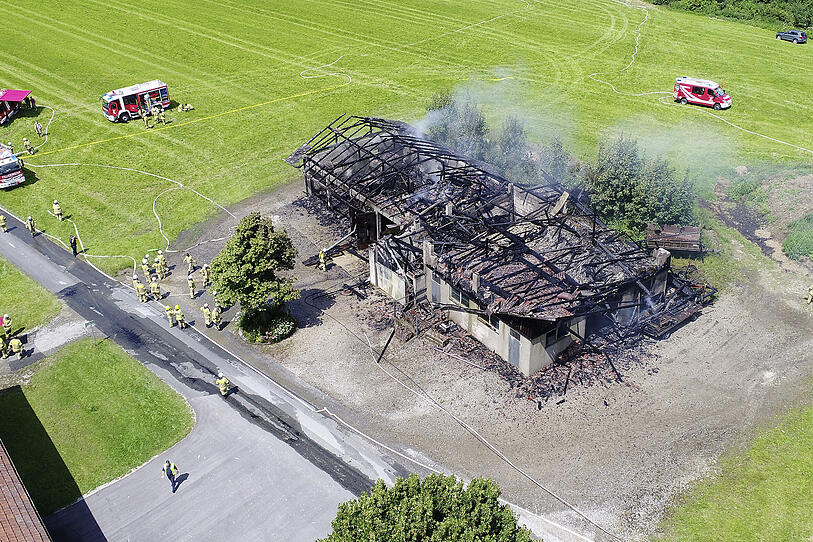 Großbrand zerstörte Bauernhof-Lagerhalle in Straßwalchen
