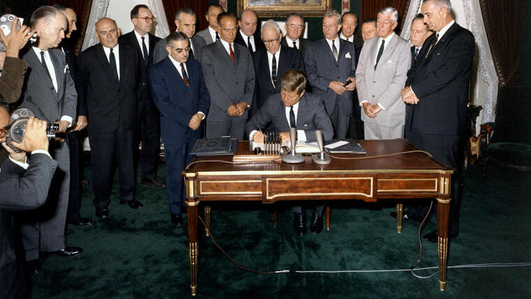 Kennedy unterzeichnet Vertrag über Kernwaffenversuche