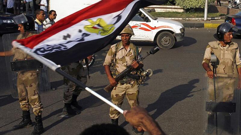 Ägyptens Militär verhaften Oberhaupt der Muslimbrüder.