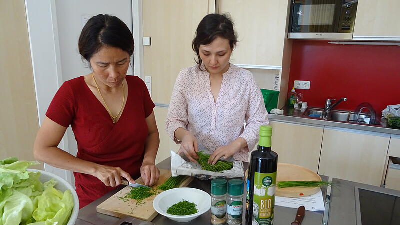 "Zuagroaste" Frauen kochen heimische Küche