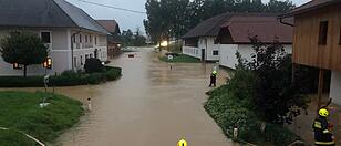 Wehren pumpten See aus, der Dorf überflutet hätte
