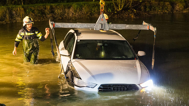 Pollham: Auto in Teich gestürzt