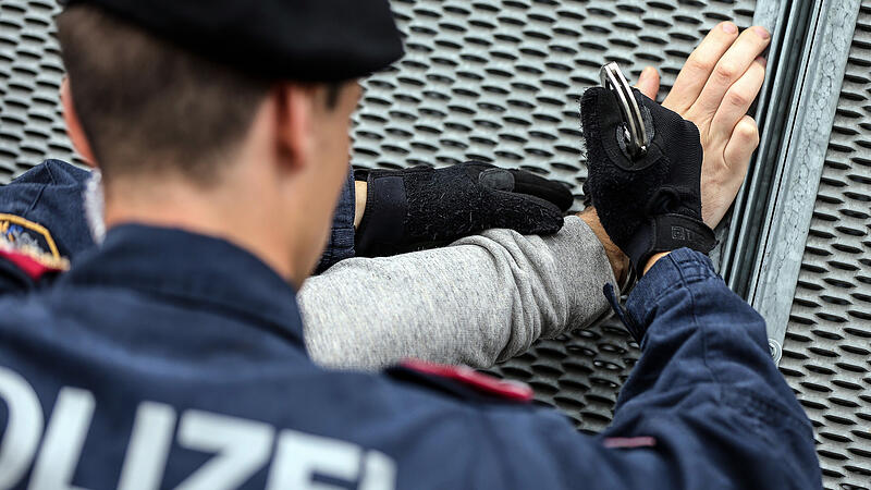 foto: VOLKER WEIHBOLD festnahme polizei einsatz handschellen