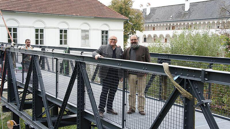 Brückenschlag zur Kunst mit 42 Meter langem und 30 Tonnen schwerem Steg