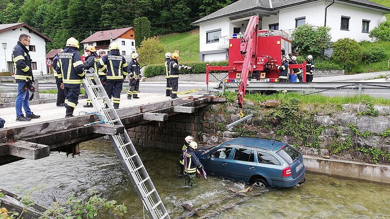 Altmünster: Auto stürzte in Fluss