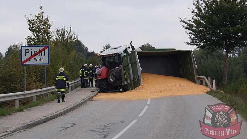 Fahrbahn mit zehn Tonnen Mais übersät