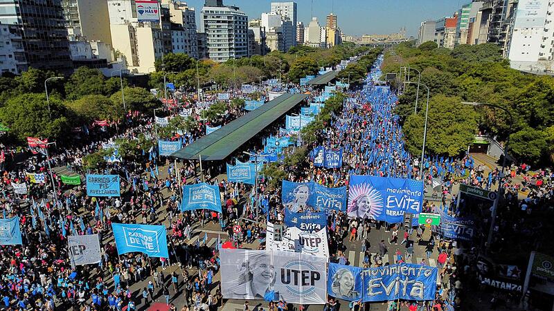 Der Alltag mit 109 Prozent Inflation: Wie sich die Argentinier durchkämpfen