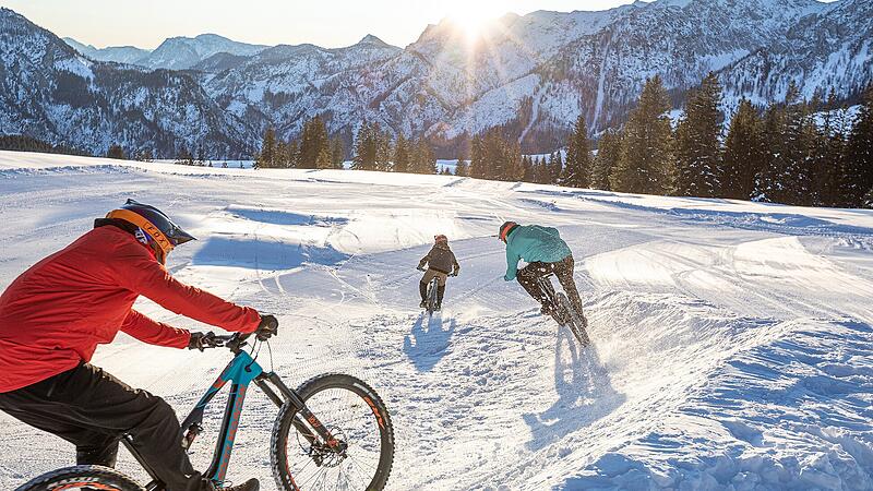 Postalm lockt auch Biker in die Schneelandschaft