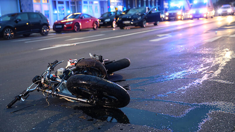 Ein Toter, zehn Verletzte: Schwarzes Wochenende für Motorradfahrer