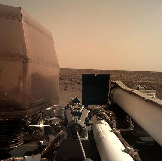 Kurz nach der Landung übermittelte der Roboter InSight dieses Bild von der Oberfläche des Mars.