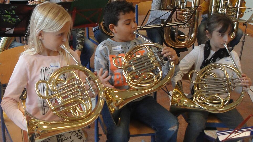 Blasmusik-Instrumente erobern Helfenberger Klassenzimmer