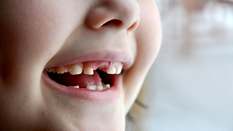 Was fühlt das Kind, wenn der erste Zahn ausfällt
