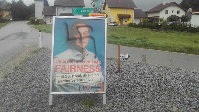 Hakenkreuze auf FP-Wahlplakaten