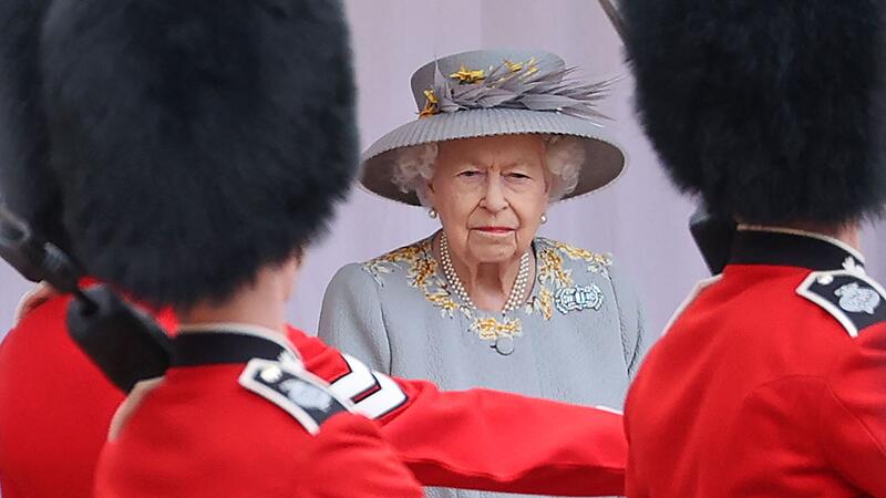 Queen feierte 95er mit schlichter Zeremonie