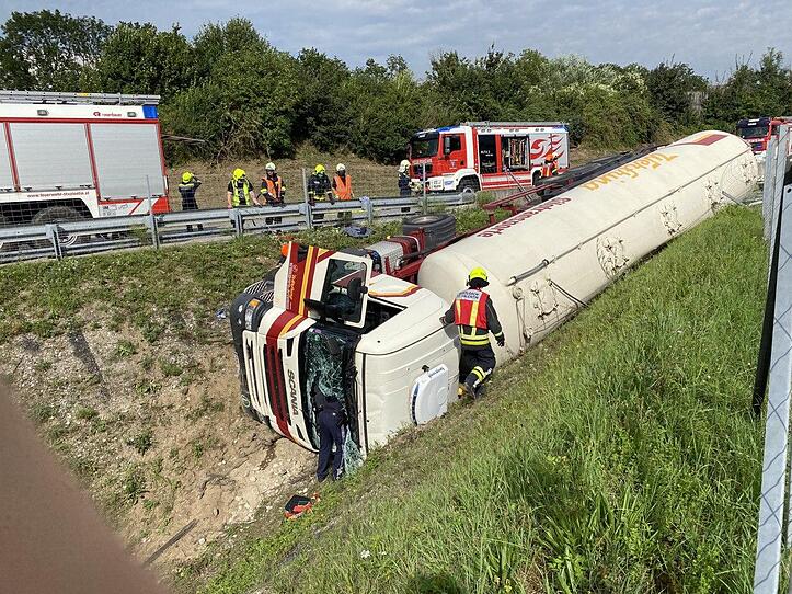 Lkw stürzte bei Autobahn-Ausfahrt in Graben