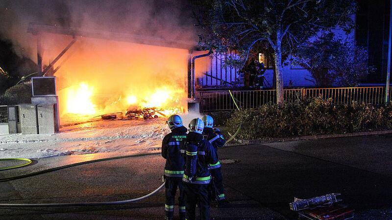 Großbrand in Puchberg: Sportflitzer und Wohnwagen brannten völlig aus