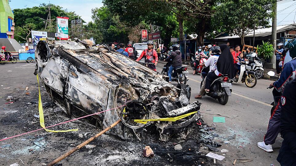 125 Todesopfer bei Massenpanik in Indonesien