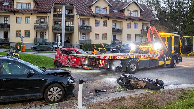 AUT, Unterwegs in Oberösterreich, Schwerer Verkehrsunfall - Geretsberg, 2 PKWs vs. Motorrad