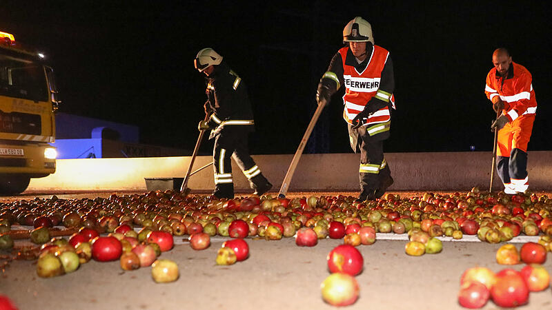 Nach Unfall: Tausende Äpfel auf der A1