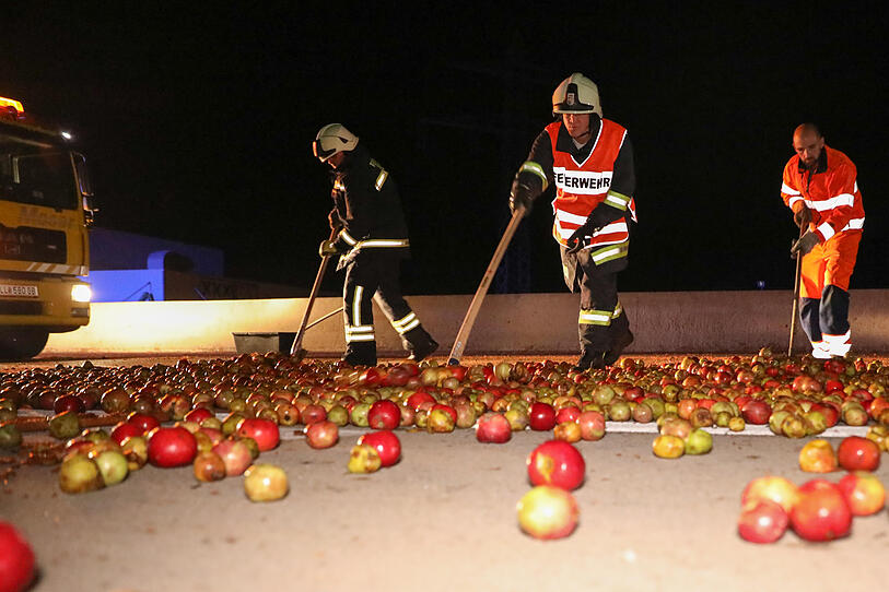 Nach Unfall: Tausende Äpfel auf der A1