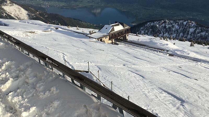 Vor dem Saisonstart der Schafbergbahn liegt auf dem Gipfel meterhoch Schnee