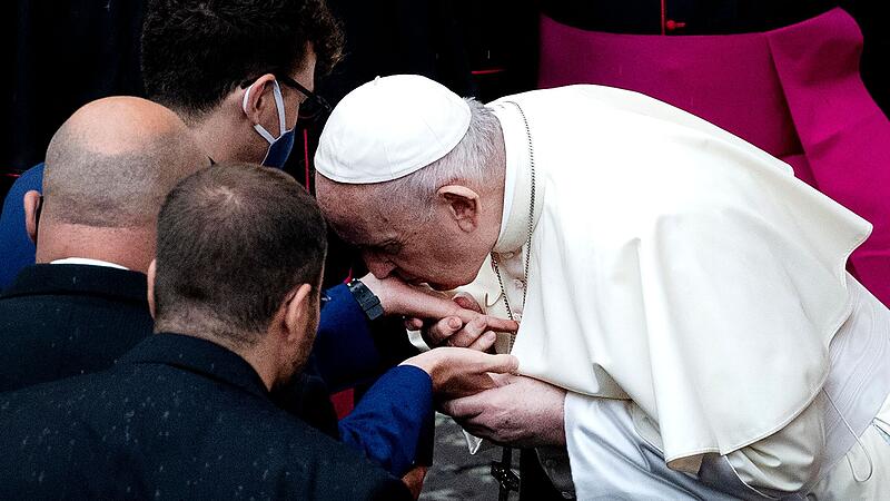 Generalaudienz: Papst küsst Hände trotz Corona