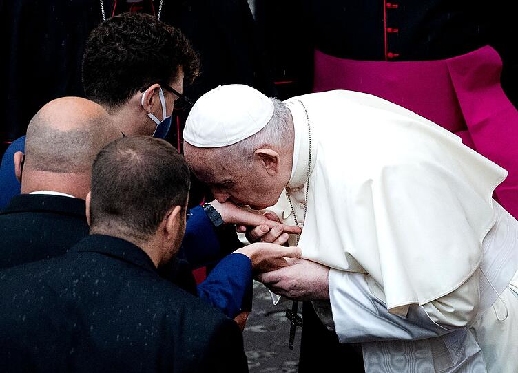 Generalaudienz: Papst küsst Hände trotz Corona