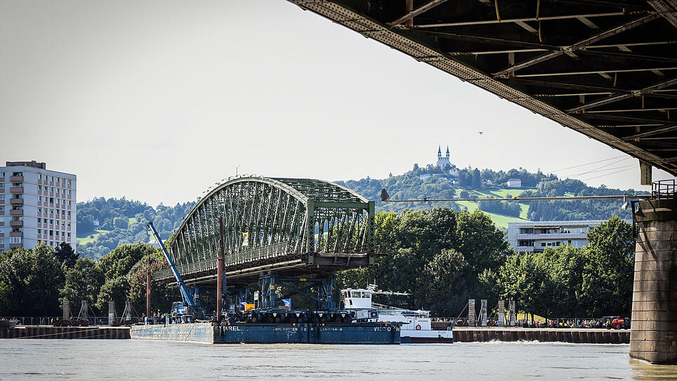Im Linzer Hafen liegt ein Bogen der Eisenbahnbrücke und rostet vor sich hin