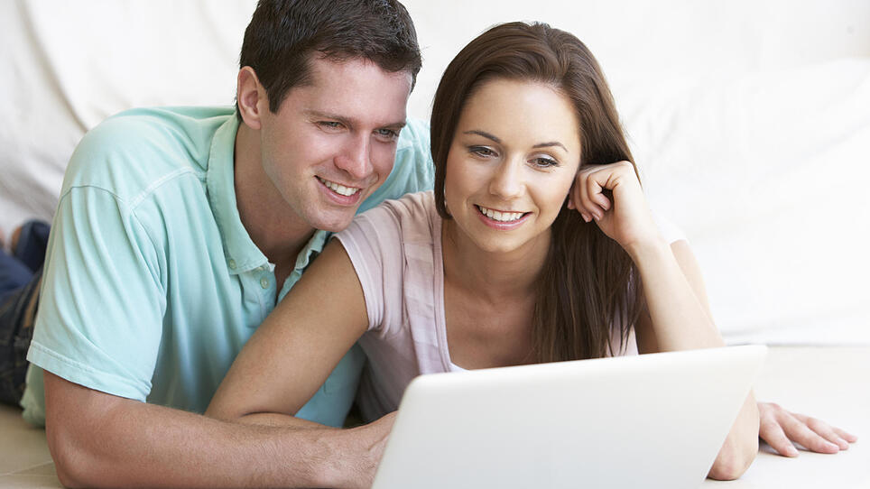 Young couple on laptop computer,Mann und Frau am Computer