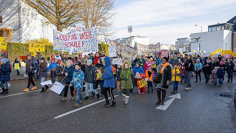 Demo für Erhalt einer Salzburger Volksschule in Vöcklabruck