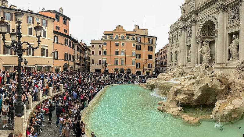 Anger over tourists in the Trevi Fountain