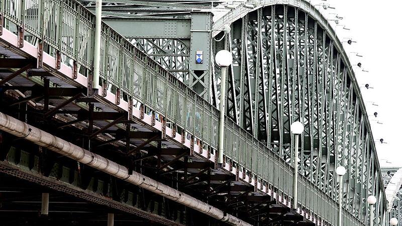Die Linzer Eisenbahnbrücke