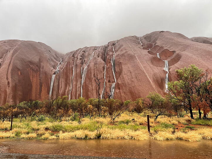 Unwetter zaubern Wasserfälle auf Australiens Wahrzeichen