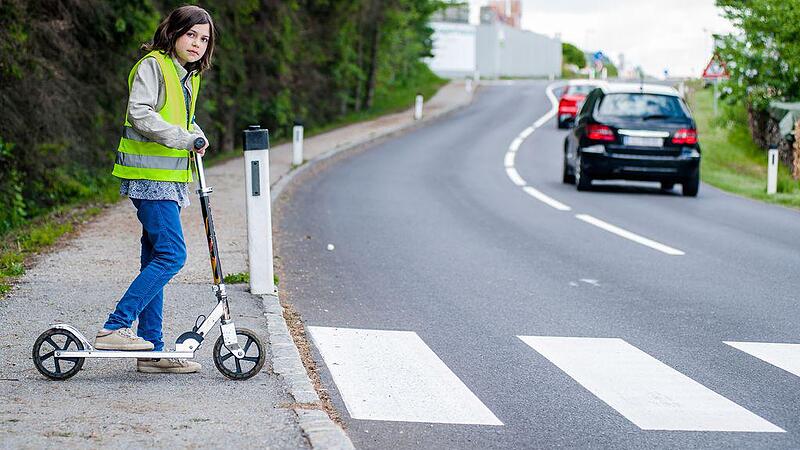 Rollerfahren verboten: Kinder ohne Radausweis müssen Scooter schieben