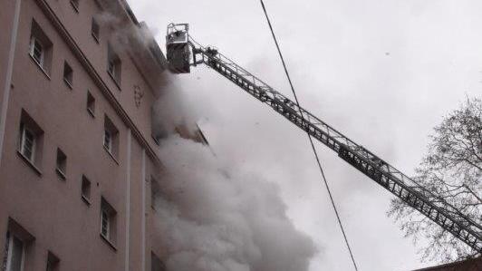 Brand in Wien: Familie von Dach gerettet