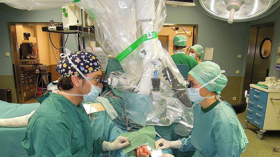 Linzer Mikrochirurgie-Zentrum bietet sich für Medizin-Uni an