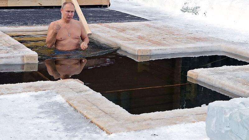 Russen springen ins kalte Wasser - auch Putin und Klitschko