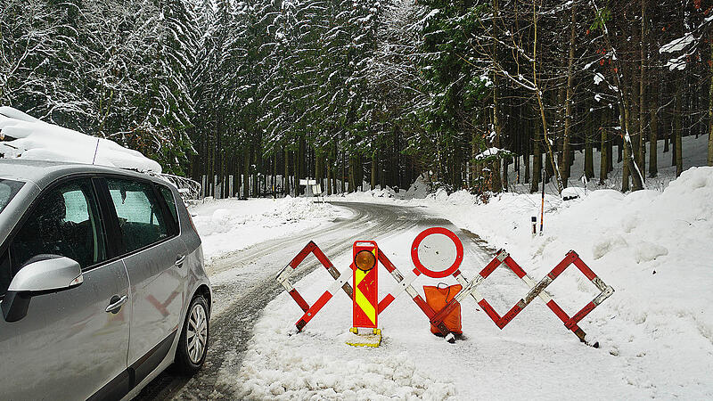 Lenker ignorieren Straßensperren: Helfer errichten Schneebarrikaden