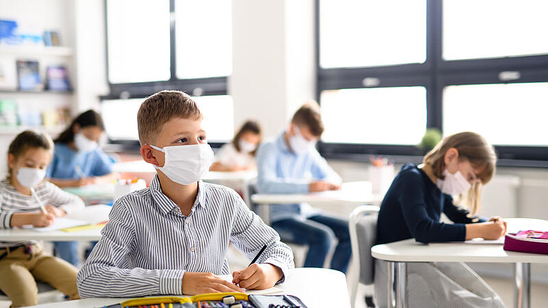 In einigen Schulen gilt heute auch am Platz Maskenpflicht