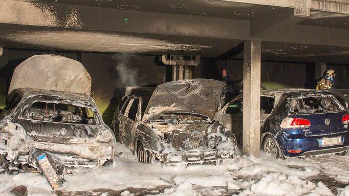Brandanschlag war eine "Abreibung": Sechs geparkte Autos brannten aus