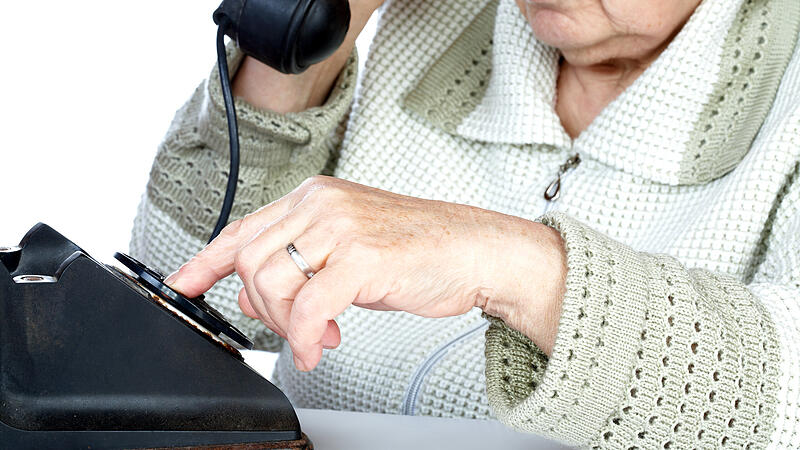The old woman dials number of phone,Alte Frau Telefon Trickbetrug