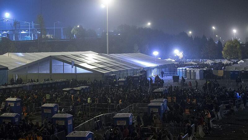 Tausende warten am Grenzübergang Spielfeld