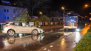 Schwerer Unfall: Pkw kollidiert mit Linienbus