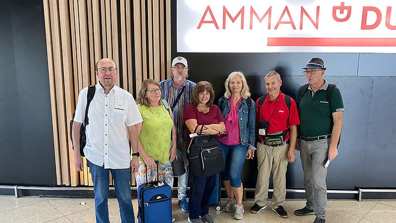 Franz Landerl aus St. Marien mit seiner Reisegruppe am Flughafen Amman in Jordanien
