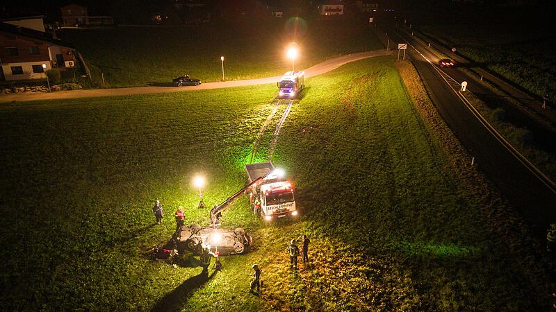 AUT, Unterwegs in Oberösterreich, Schwerer Verkehrsunfall in Neukirchen - Autp kam von der Fahrbahn ab und landet in Wiese