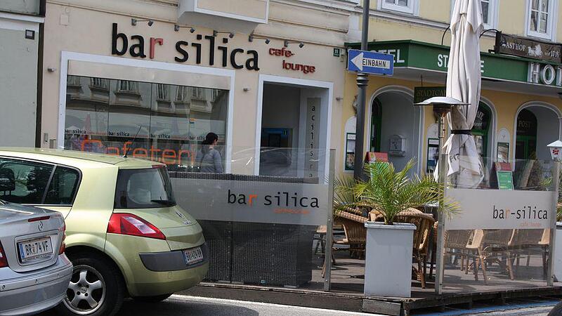 In der Café-Bar Barsilica dürfen sich Gäste (fast) nur auf Deutsch unterhalten