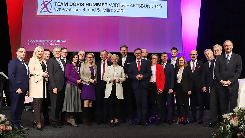 Abschlussfoto beim Wirtschaftsbund-Jahrestag: Doris Hummer und ihr Team